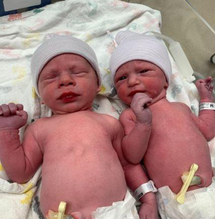 Fotografija: Timothy je ob rojstvu tehtal tri kilograme, Lydia dobra dva. FOTO: Instagram
