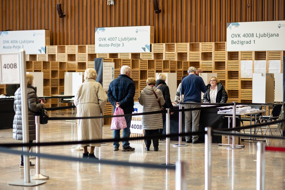 Fotografija: Predčasno referendumsko glasovanje. FOTO: Črt Piksi
