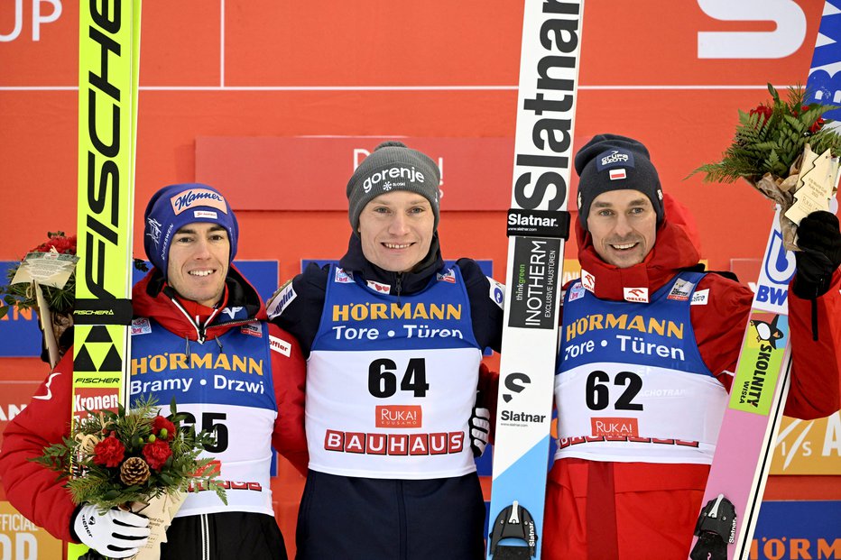 Fotografija: Zmagovalcu Anžetu Lanišku (na sredini) sta v soboto družbo na zmagovalnem odru delala Avstrijec Stefan Kraft (levo) in Poljak Piotr Zyla (desno). FOTO: Markku Ulander/Reuters
