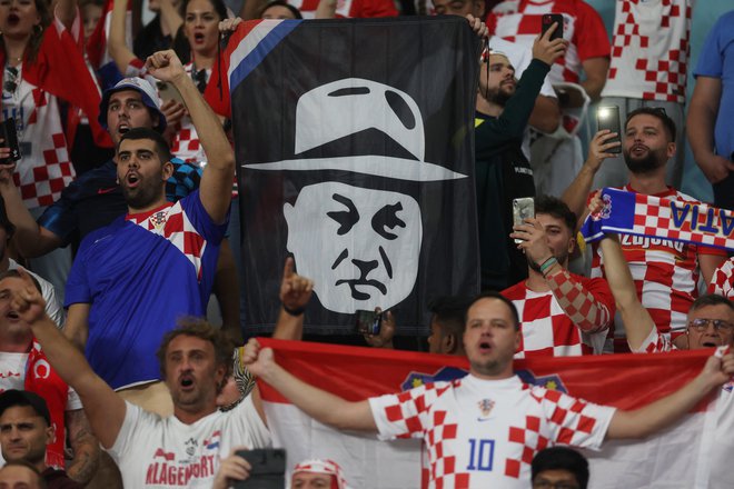 Hrvaški navijači držijo transparent. FOTO: Paul Childs, Reuters
