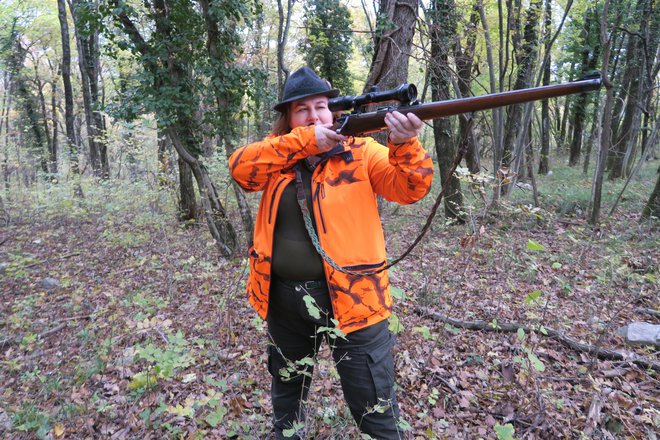Slovaška lovka Annamaria Tóth med preskušanjem puške na lovskem stojišču

