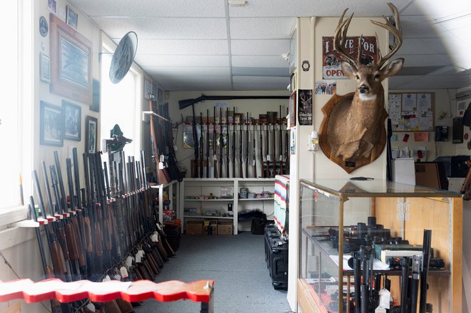 Trgovina z orožjem, kjer je Payton Gendron legalno kupil morilsko puško. FOTO: Angus Mordant/Reuters

