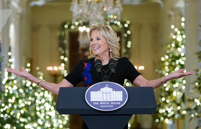 Prva dama ZDA je slovesno vstopila v veseli december. FOTO: Kevin Lamarque/Reuters
