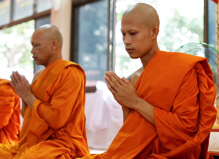 Fotografija: Drogi se očitno ne morejo upreti niti menihi. FOTO: Jorge Silva/Reuters
