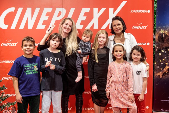 Film so si s svojimi otroki ogledali številni znani Slovenci – tudi Nina Grilc je preživela lep večer v družbi svojih Maxxa, Emme in Alaske Olivie ter prijateljev.
