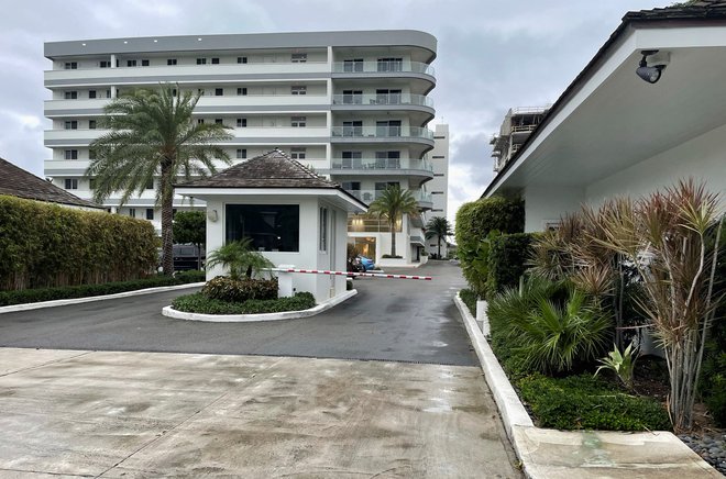 Vhod v luksuzno rezidenco na Bahamih, kamor je med drugim preusmerjal denar od trgovanja. Foto: Koh Gui Qing/REUTERS
