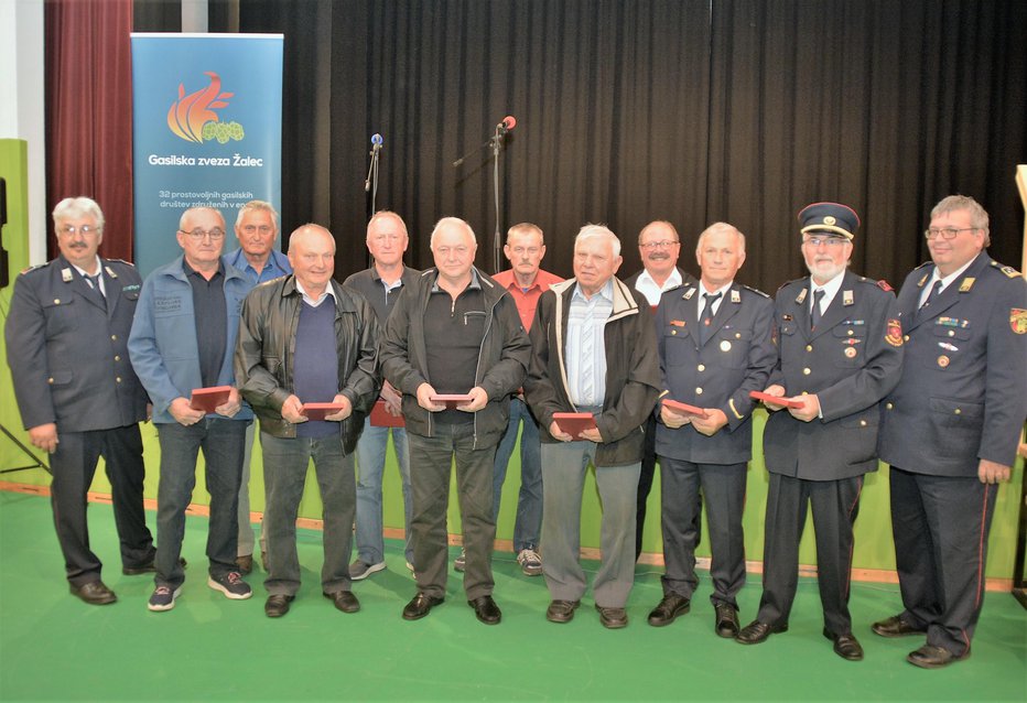 Fotografija: Prisotni dobitniki plakete veterana s predsednikom GZ Žalec in predsednikom komisije
