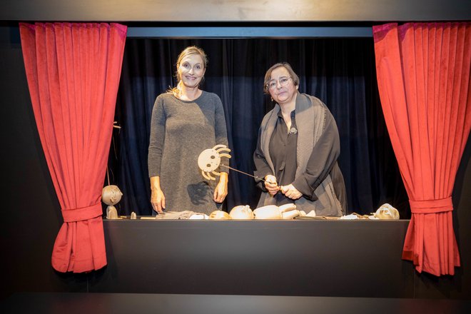 Direktorica Muzeja NO Simona Tripkovič in Katarina Klančnik Kocutar, direktorica LGM, sta se preizkusili v lutkarstvu.
