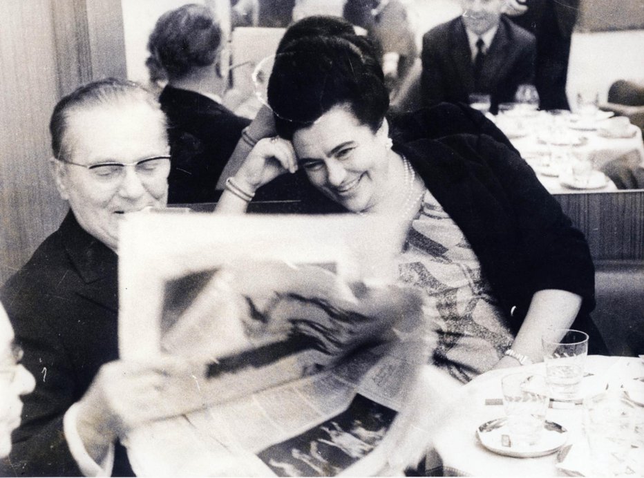 Fotografija: Josip in Jovanka Broz v hotelu Slon bereta Delo, 1969. FOTO: Edi Šelhaus 
