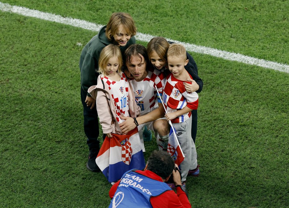 Fotografija: Luka Modrić je napredovanje proslavil s svojimi otroki. FOTO: Albert Gea/Reuters
