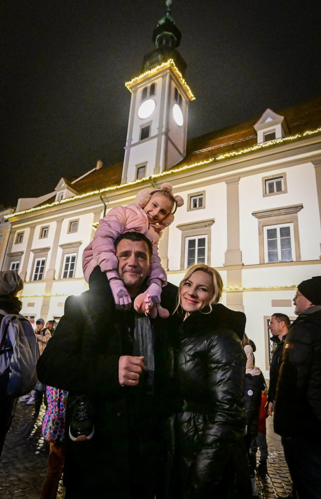 Nekoč politika, danes ljubeča očka in mamica, Sašo Peče in Barbara Žgajner, direktorica Centra za pomoč na domu.
