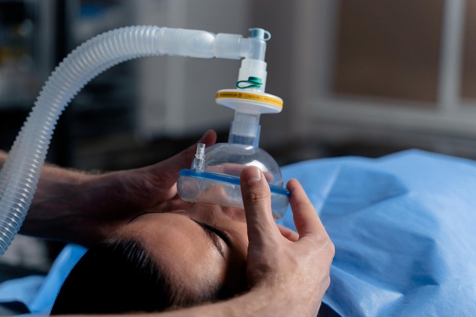 Fotografija: Zdravniki še vedno opozarjajo na možnost dihalnih odpovedi in klinične slike, s kakršno smo se srečevali v prejšnjih valovih pandemije. Foto: Getty images
