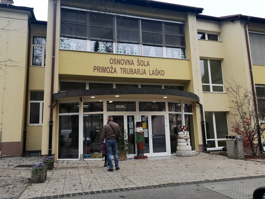 Fotografija: Na OŠ Primoža Trubarja Laško je v minulih dneh manjkalo veliko učencev pa tudi učiteljev. Foto: Mojca Marot
