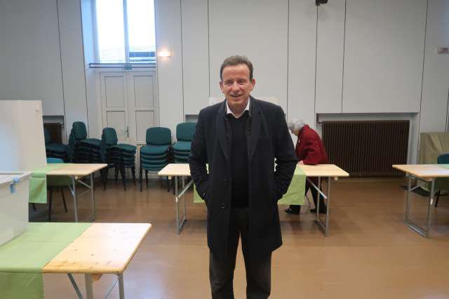 Kandidat za župana in trenutni župan Mestne občine Celje Bojan Šrot je oddal svoj glas v drugem krogu županskih volitev. FOTO:
