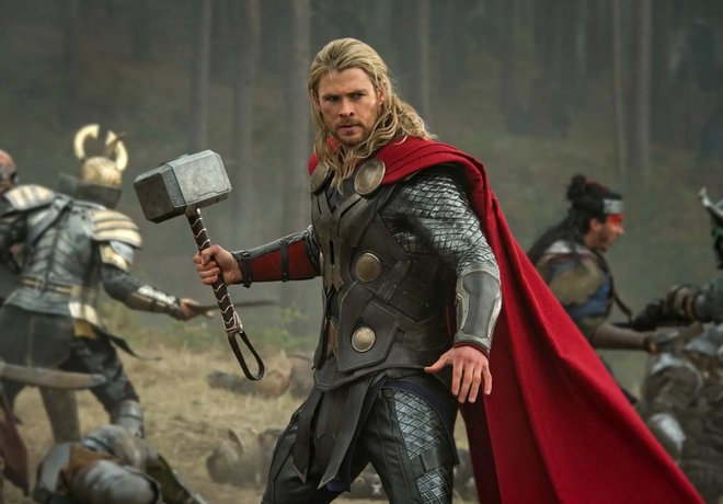 Postavni Chris Hemsworth se je odlično znašel v vlogi vročekrvnega in včasih nepremišljenega nordijskega boga Thora.
