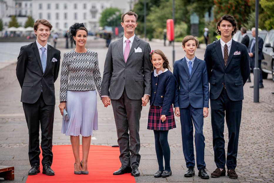 Fotografija: Mlajša otroka ima princ z Marie, mama starejših je njegova bivša žena. FOTOGRAFIJE: Ritzau Scanpix/Reuters
