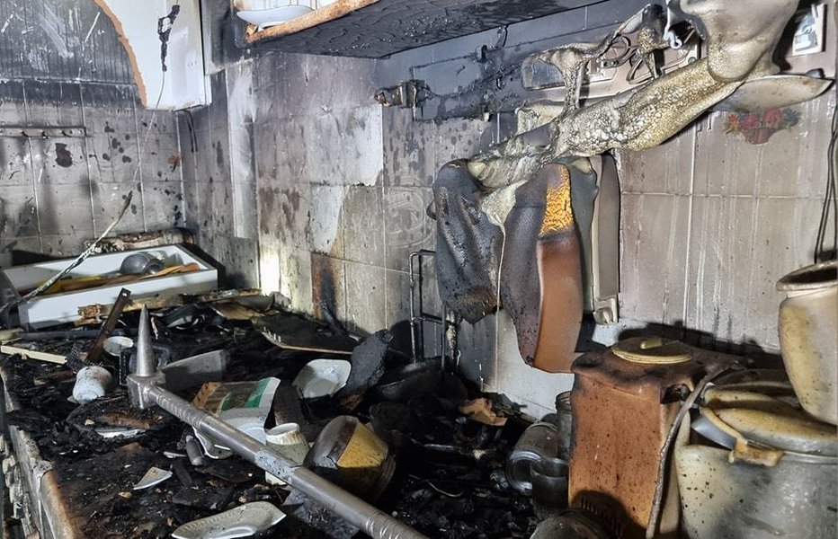 Fotografija: Ogenj je uničil celotno kuhinjo. FOTO: PGD Mengeš
