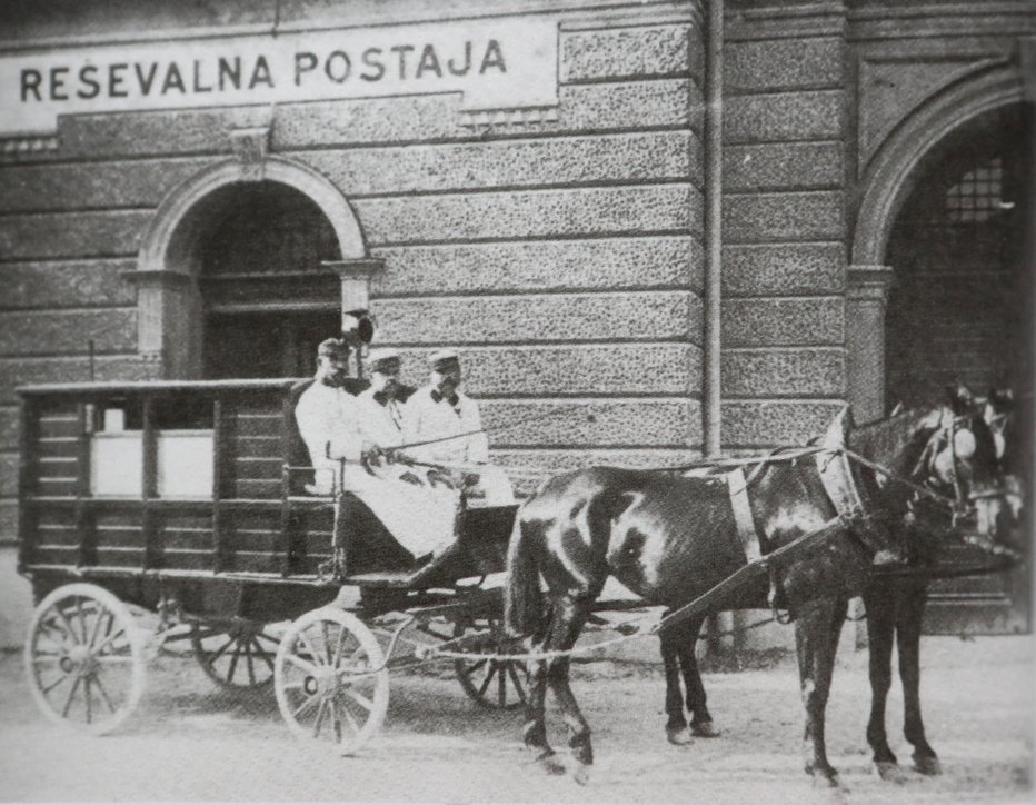 Fotografija: Do leta 1932 so reševali še s pomočjo konjske vprege! FOTO: Arhiv Reševalne postaje
