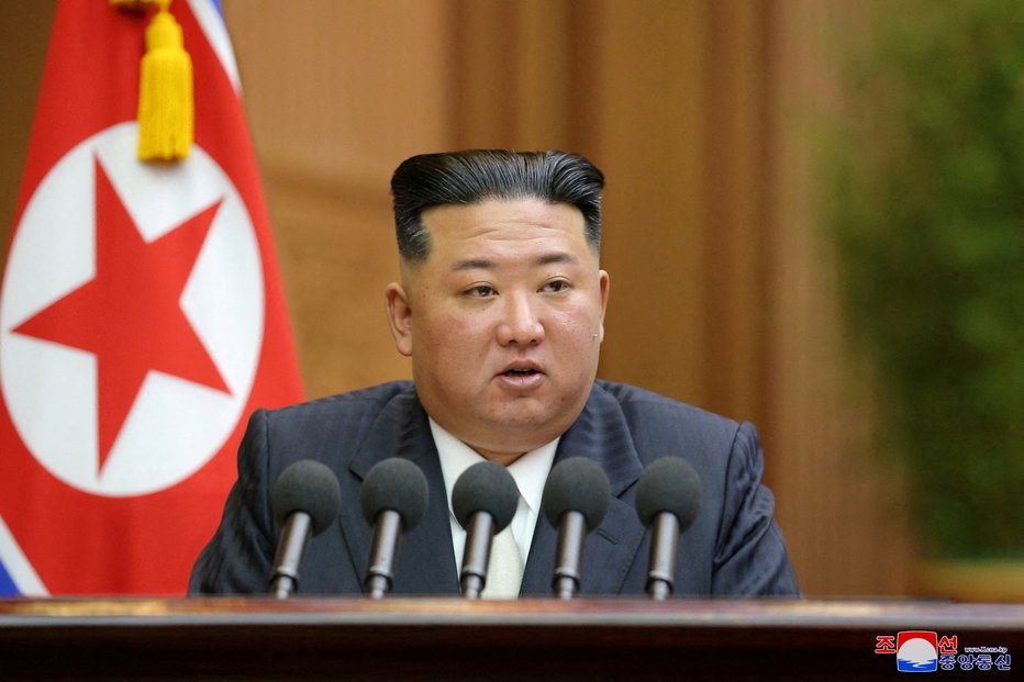 Fotografija: Po presoji severnokorejskega voditelja je za razpečevanje nevarnih zahodnjaških serij ustrezna kazen le smrt. FOTO: Kcna/Reuters

