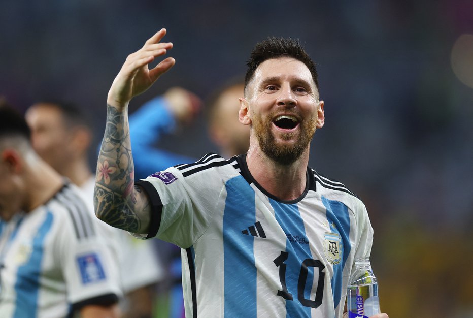 Fotografija: Z največjim pritiskom v četrtfinalnih tekmah se bo soočil prvi zvezdnik mundiala Lionel Messi. FOTO: Kai Pfaffenbach/Reuters
