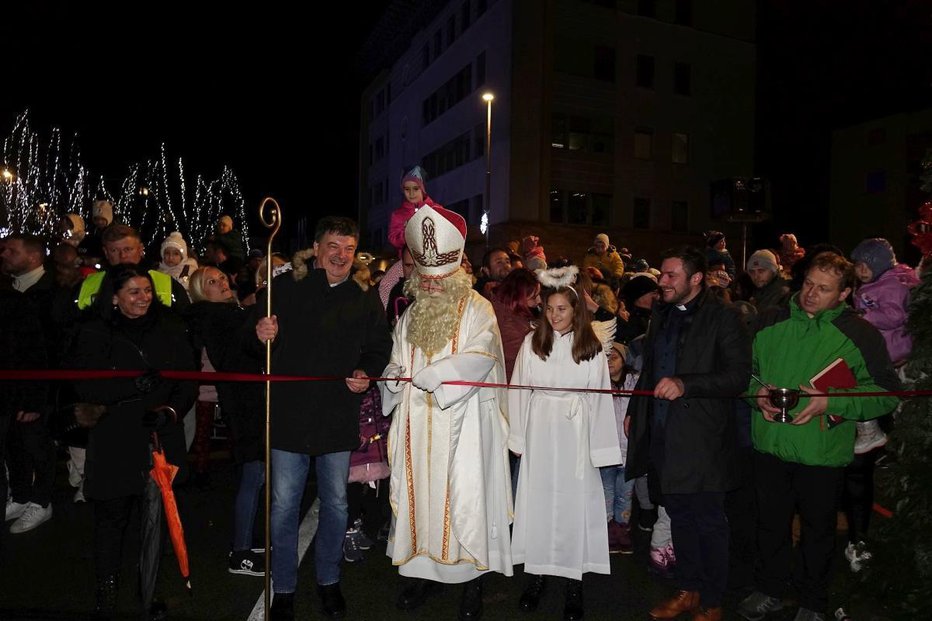 Fotografija: Župan je poprijel za Miklavževo palico, medtem ko je sveti mož prerezal trak v božično vas.
