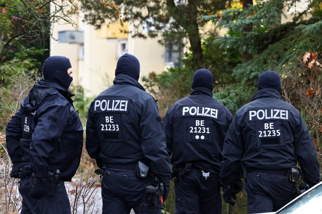 Nemška policija je aretirala 25 domnevnih članov skrajno desnega gibanja.
