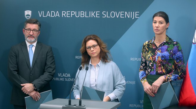 Novinarska konferenca vlade, Maša Kociper, Dominika Švarc Pipan in Branko Lobnikar. FOTO: Blaž Samec
