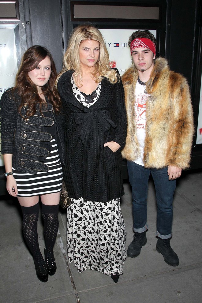 Leta 2010 je s hčerko Lillie in sinom Williamom obiskala premiero The Runaways.
