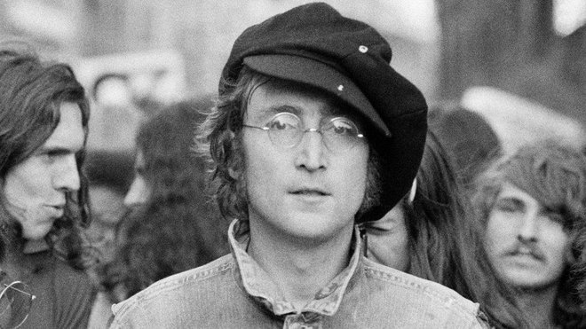 John Lennon, član skupine Beatles, je umrl pod streli 8. decembra 1980.
