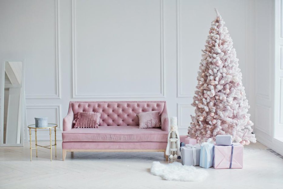 Fotografija: Rožnato praznično drevo bo lepo delovalo v interierju z nevtralno barvno shemo. FOTO: Aprilante, Shutterstock
