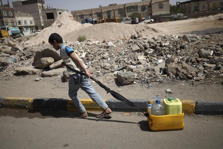 Fotografija: Humanitarna kriza v Jemnu – njen del je tudi vsakodnevna bitka za čisto pitno vodo. FOTO: REUTERS
