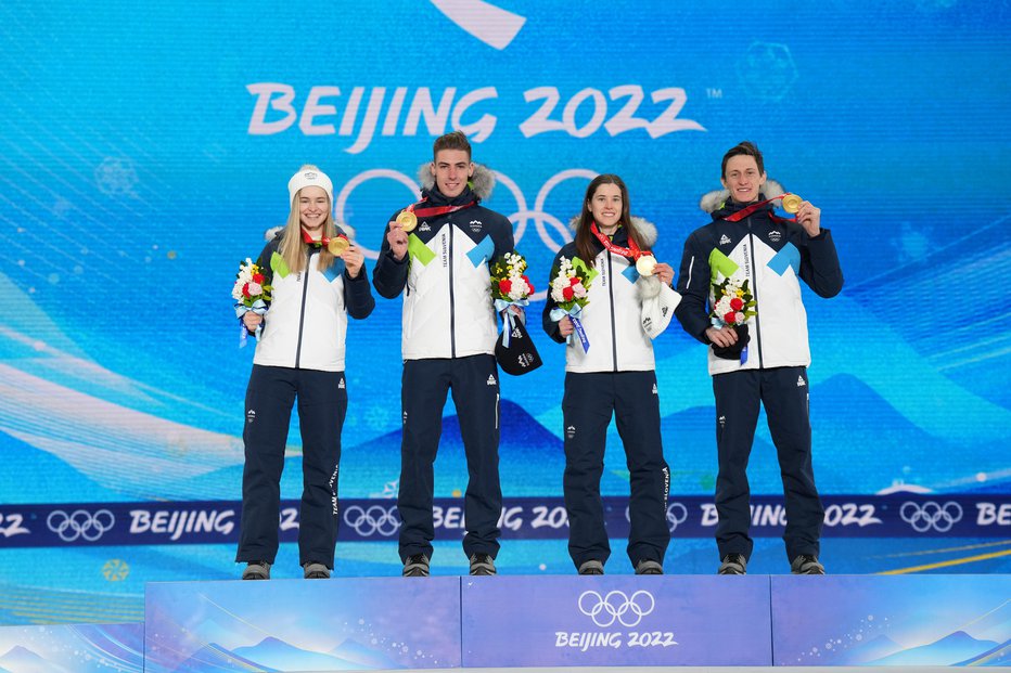 Fotografija: Nika Križnar, Timi Zajc, Urša Bogataj in Peter Prevc (na fotografiji z leve) so bili najboljša mešana ekipa v Pekingu.
FOTO: Matej Družnik
