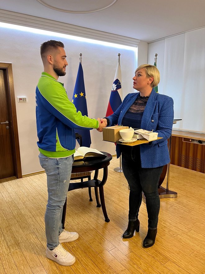 Velenjska podžupanja Aleksandra Vasiljević čestita Luki Krelu. FOTOGRAFIJI: MO Velenje
