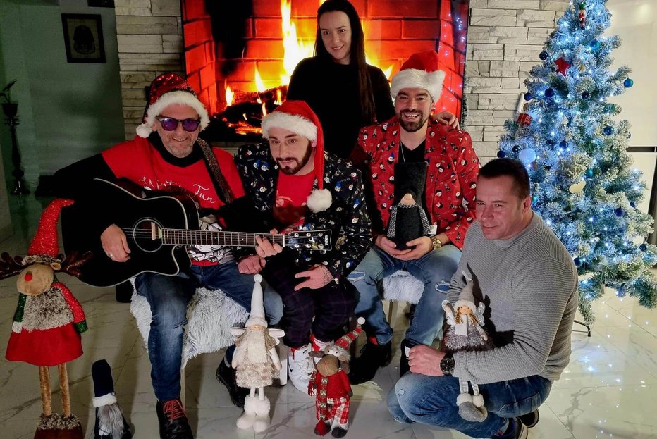 Fotografija: Tudi Roberta Fickerja in njegove glasbene prijatelje je že zajela božična evforija. FOTO: OSEBNI ARHIV
