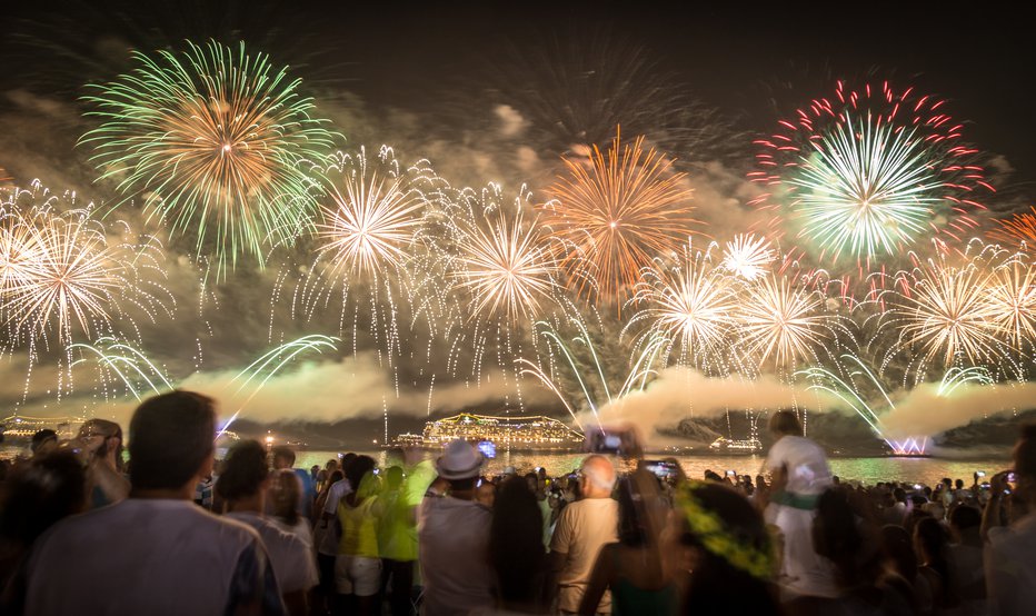 Fotografija: Novoletno praznovanje v Copacabani v Riu de Janeiru med svetovno znanim petnajstminutnim ognjemetom. FOTO: Rune_landale, Getty Images, Istockphoto
