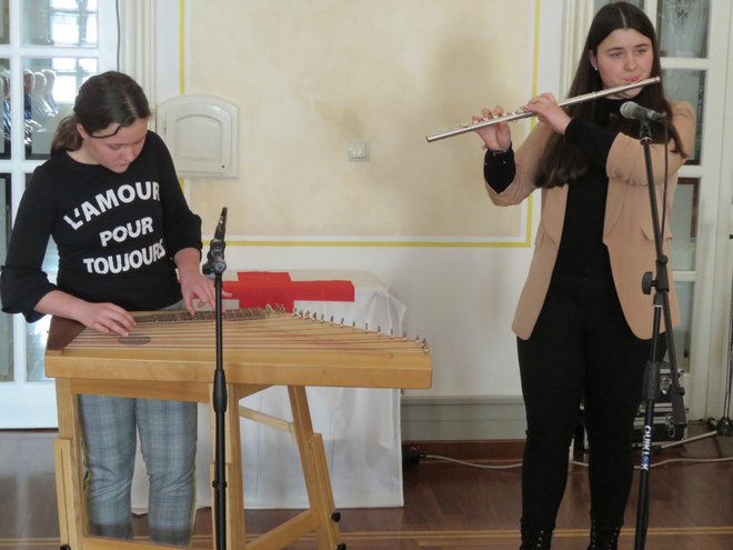 Klara in Manca Ferlež sta zaigrali na citre in flavto.
