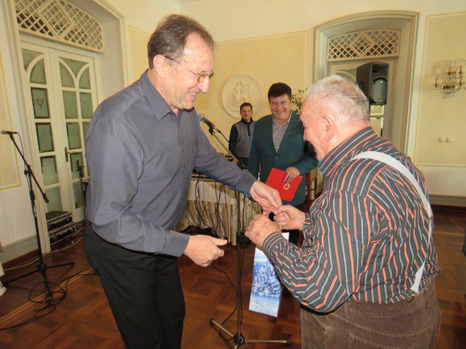 Martin Kokotec, predsednik KS Laško, je izročil darilce najstarejšemu prisotnemu Juretu Bezgovšku.
