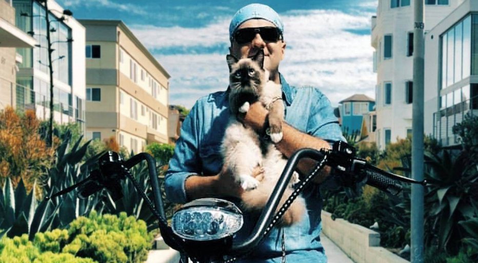 Fotografija: Prikupna Jovi se z Dadijem vozi na motorju. FOTO: Osebni arhiv

