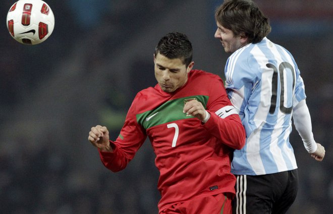 Cristiano Ronaldo in Lionel Messi sta se merila le dvakrat zunaj klubov, vsak ima na računu po en gol in zmago. FOTO: Denis Balibouse/Reuters
