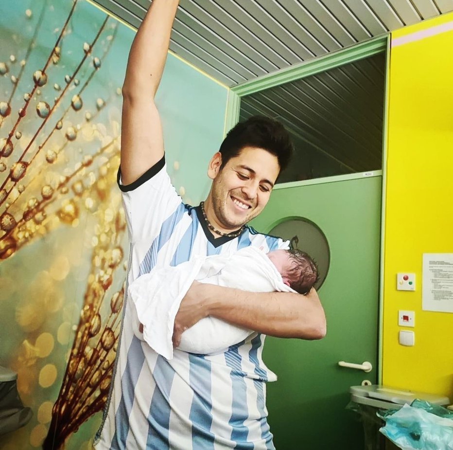 Fotografija: Ponosni očka v dresu domače Argentine in s sinom v naročju
