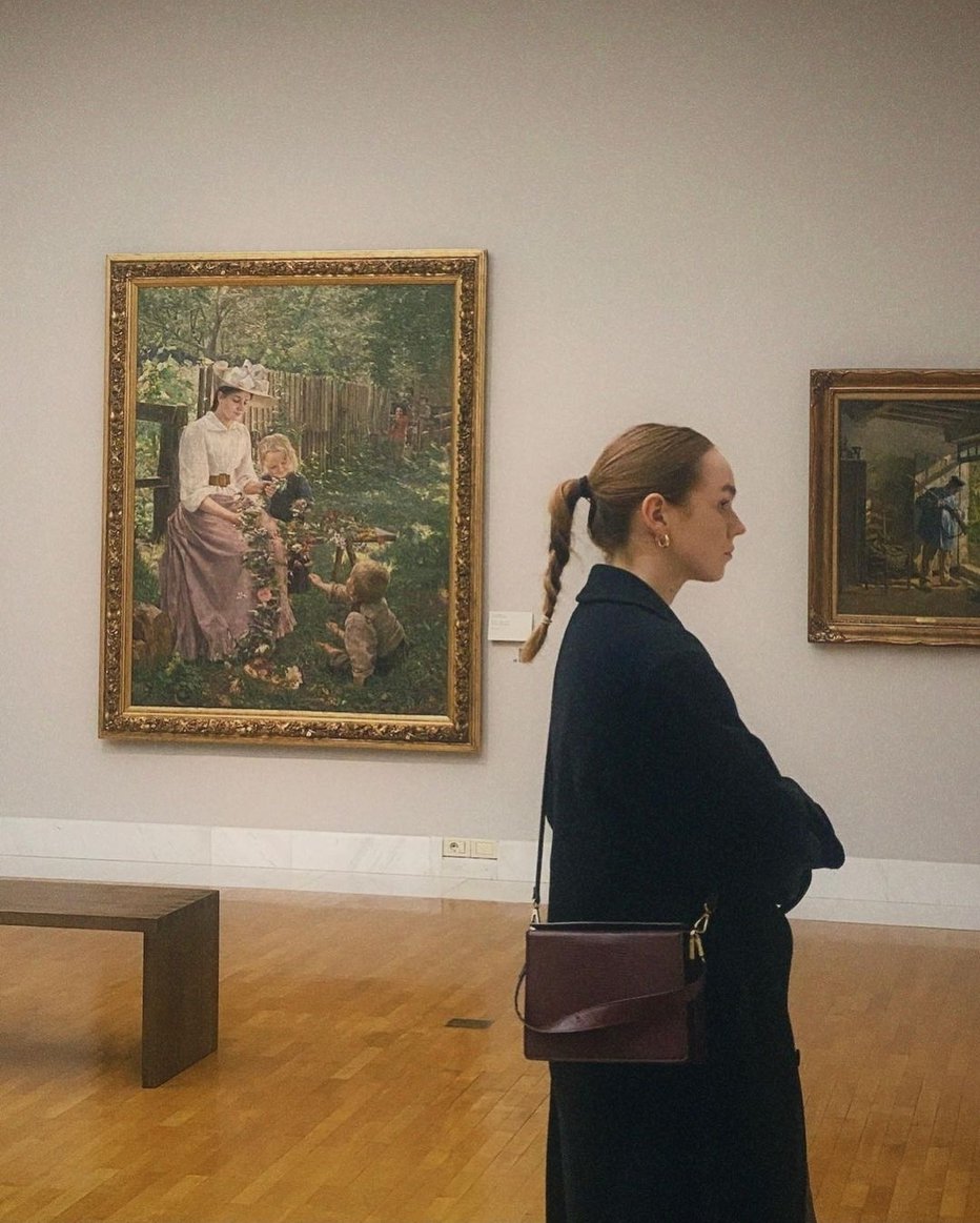 Fotografija: Melani ne skriva navdušenja nad sliko, ki velja za eno najbolj priljubljenih v galeriji.
