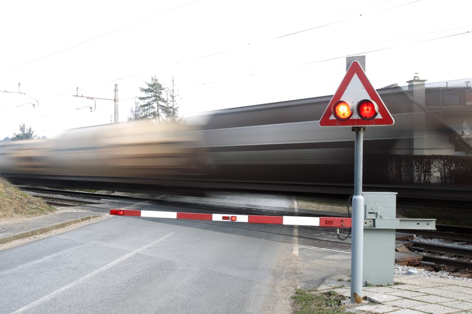 Fotografija: V vozilo je trčil potniški vlak, ki je vozil v center Ljubljane. Simbolična fotografija. FOTO: Marko Feist

