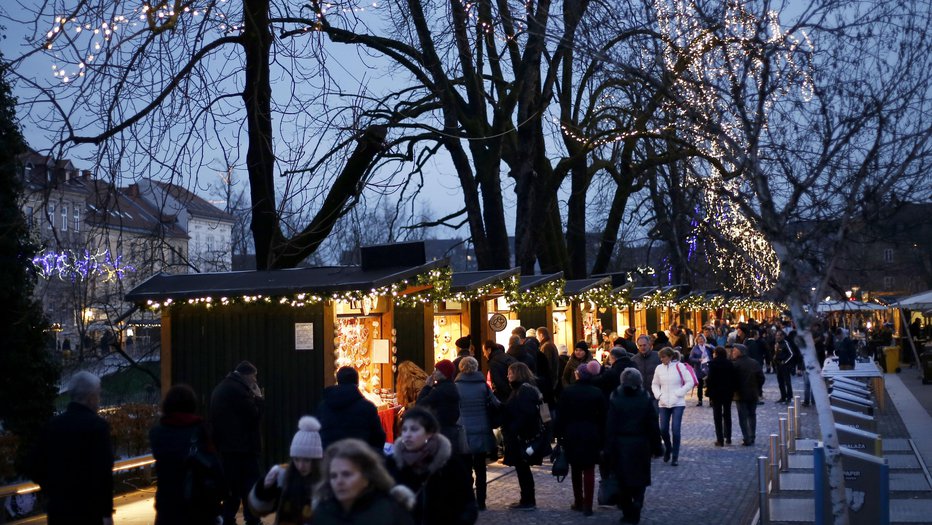 Fotografija: Ob obisku božično-novoletnega sejma v Stari Ljubljani ne gre brez požirka vročega napitka. FOTO: Blaž Samec
