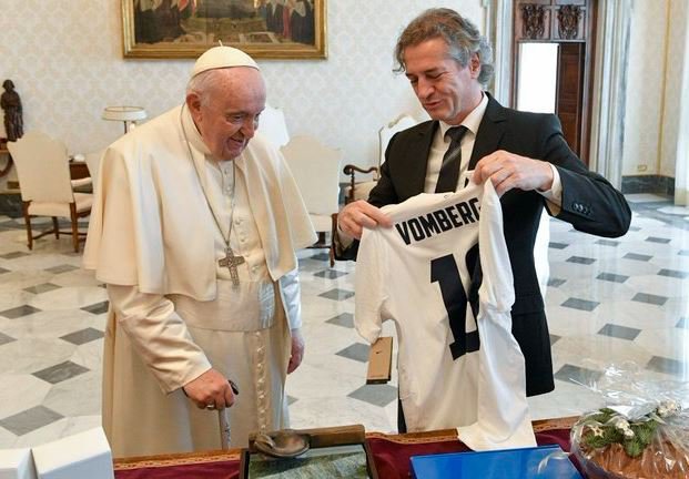 Fotografija: Predsednik vlade je poglavarju Katoliške cerkve prinesel dres člana slovenske nogometne reprezentance Andresa Vombergerja. FOTO: Vlada RS, Twitter FOTO: Vlada Rs, Twitter
