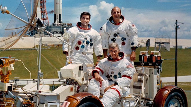 Pri projektu so sodelovali Eugene Cernan (sedi), Ronald Evans (desno) in Harrison Schmitt.

