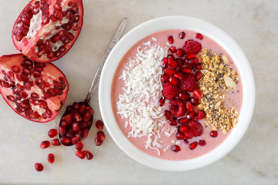 Fotografija: Jogurt je lahko idealna osnova za zdrav in tudi na oko lep zajtrk. FOTO: Jenifoto/Getty Images
