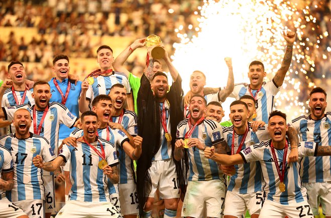 Argentinski nogometaši so na vrhu sveta. FOTO: Kai Pfaffenbach Reuters
