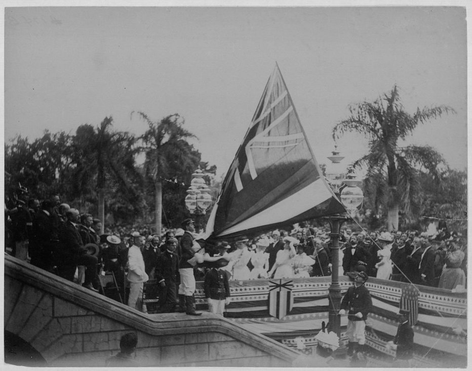 Fotografija: Ko so Havaje leta 1898 priključili ZDA, so s palače sneli zastavo Havajev. FOTO: Frank Davey, wikipedia
