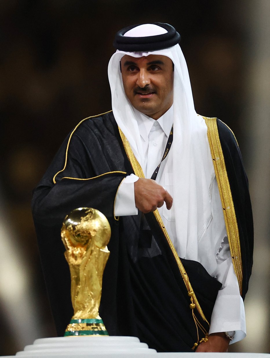 Fotografija: Emir Tamim bin Hamad Al Thani s pokalom za svetovnega prvaka v nogometu. FOTO: Kai Pfaffenbach, Reuters
