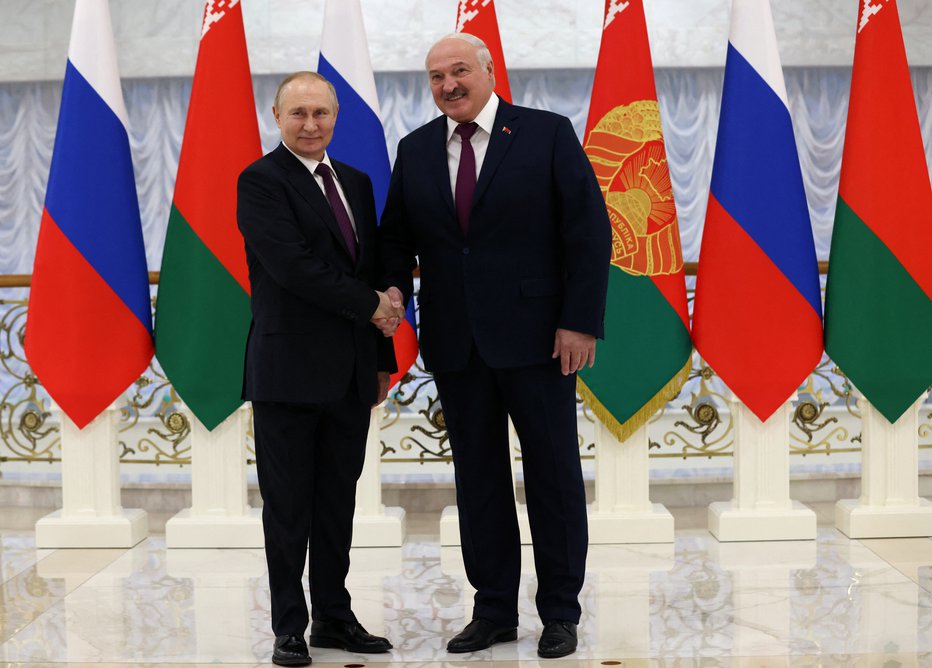 Fotografija: Moskva zanika ugibanja, da naj bi Rusija skušala prepričati Lukašenka, da se vključi v vojno v Ukrajini. FOTO: Sputnik Via Reuters
